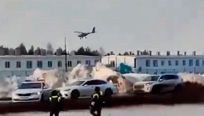 Video: Fly omgjort til drone angriper russisk raffineri 1.250 km fra den ukrainske grensen. Foto og video: @visegrad24