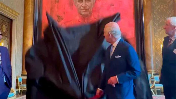 Video: Kong Charles III avduker urovekkende portrett av seg selv. Foto og video: Instagram @theroyalfamily
